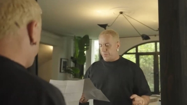Βίντεο έπος με τον Μαζωνάκη να τραγουδάει το «Du Hast» των Rammstein: «Ας είναι και οι 2 πάνω στη σκηνή Θεέ μου!»