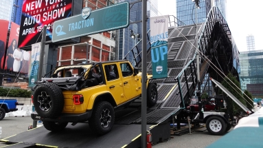 Επίδειξη των δυνατοτήτων των Jeep στην έκθεση της Νέας Υόρκης (vid)