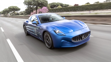 Ο Διευθύνων Σύμβουλος της Stellantis οδηγεί την ηλεκτρική Maserati GranTurismo Folgore