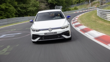 Το επετειακό Volkswagen Golf R βελτίωσε κατά 4 δευτερόλεπτα το χρόνο στο Νίρμπουργκρινγκ (vid)