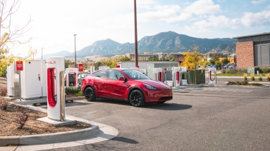 Άνοιξε ο τρίτος σταθμός supercharger της Tesla στην Αταλάντη