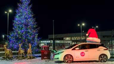 Ένα Nissan LEAF ανάβει το χριστουγεννιάτικο δέντρο