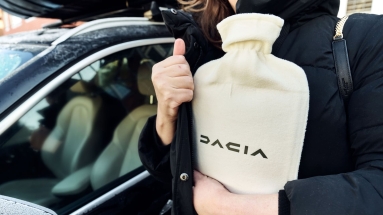 Η Dacia τρολάρει τις πολυτελείς μάρκες, χαρίζοντας... θερμοφόρες