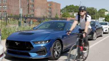 Η νέα Ford Mustang δεν είναι μόνο γρήγορη, προσέχει και τους ποδηλάτες (vid)