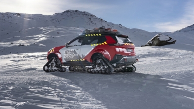 Το ατρόμητο Nissan X-Trail Mountain Rescue ανεβαίνει σε χιονισμένες πλαγιές (vid)