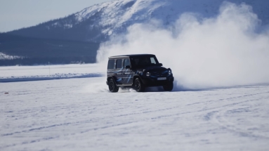 Η ηλεκτρική Mercedes-Benz G-Class ντριφτάρει σε παγωμένη λίμνη (vid)