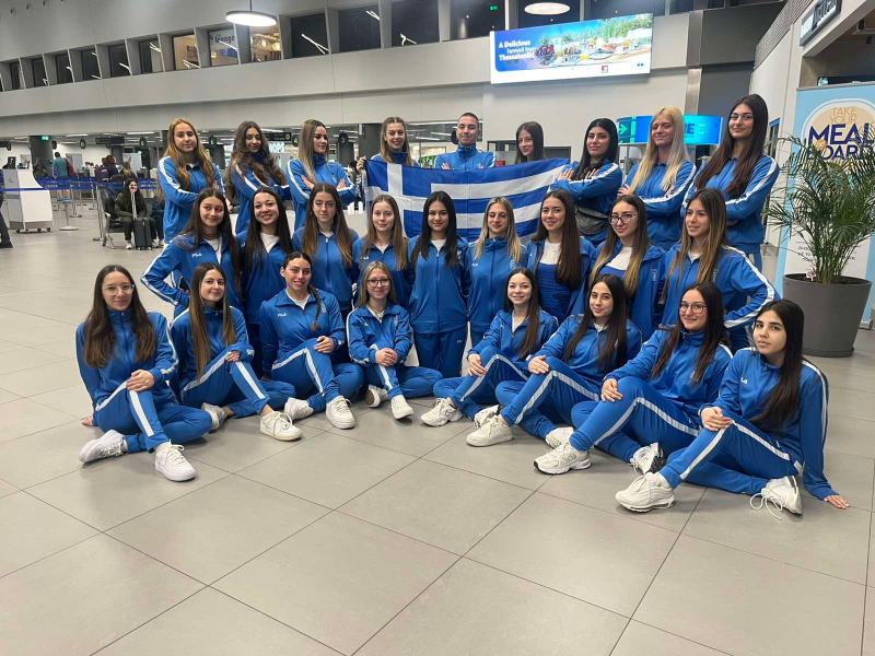 Η ελληνική αποστολή των Εθνικών Ομάδων Cheerleading βρίσκεται ήδη στο Ορλάντο των Ηνωμένων Πολιτειών, όπου προετοιμάζεται εντατικά για τη συμμετοχή της στο Παγκόσμιο Πρωτάθλημα Cheerleading, που θα διεξαχθεί από τις 23 έως τις 25 Απριλίου 2025 στο ESPN Wide World of Sports Complex. Με 127 μέλη, η αποστολή αναχώρησε ανήμερα του Πάσχα από Αθήνα και Θεσσαλονίκη, εκπροσωπώντας επάξια την Ελλάδα με τις Εθνικές Ομάδες Cheerleading σε μία από τις μεγαλύτερες διοργανώσεις του παγκόσμιου αθλητισμού. Οι Εθνικές Ομάδες αποτελούνται από αθλητές και αθλήτριες σωματείων – μελών της Ελληνικής Ομοσπονδίας Cheerleading, και περιλαμβάνουν 9 ομάδες και 2 ζευγάρια, συνολικά 116 αθλητές και αθλήτριες από τρεις συλλόγους. Την αποστολή συνοδεύουν 11 συνοδοί: προπονητές, ιατρός και μέλη της Ομοσπονδίας και των Συλλόγων. Αρχηγός της αποστολής είναι ο Αντιπρόεδρος της Ελληνικής Ομοσπονδίας Cheerleading, κ. Κωνσταντίνος Αθανασιάδης. Τους αθλητές συνοδεύει η Υπεύθυνη Εθνικών Ομάδων, κ. Ευαγγελία Κρητικού, η οποία είναι και μέλος του Διοικητικού Συμβουλίου της Ομοσπονδίας. Πριν την αναχώρηση, από το αεροδρόμιο «Ελευθέριος Βενιζέλος», δήλωσε: «Εύχομαι καλή επιτυχία σε όλους τους αθλητές και τις αθλήτριες και να δώσουν τον καλύτερο εαυτό τους! Η συμμετοχή σε μια τόσο μεγάλη διοργάνωση είναι ήδη ένα μεγάλο επίτευγμα, και ελπίζουμε για το καλύτερο. Στην φετινή διοργάνωση, ο ανταγωνισμός είναι πολύ μεγάλος, με ισχυρές δυνάμεις από όλο τον κόσμο. Ευχόμαστε να εκπροσωπήσουμε την Ελλάδα με υπερηφάνεια και να πετύχουμε όσο το δυνατόν καλύτερα αποτελέσματα.» Οι συμμετοχές των συλλόγων, οι οποίοι εκπροσωπούν την Ελλάδα με τις Εθνικές Ομάδες στο Παγκόσμιο Πρωτάθλημα: Ο σύλλογος “Ελληνικό Αστέρι” από τη Θεσσαλονίκη εκπροσωπεί την Ελλάδα με 5 ομάδες και 1 ζευγάρι: Senior Jazz Senior Pom Junior Pom Junior Cheerleading All Girl ADV Junior Cheerleading Coed ADV Senior Pom Doubles: Κατερίνα Τολάτου – Νίνα Ανδρεανίδου Ο σύλλογος “Αποσπερίδες” εκπροσωπεί την Ελλάδα με 2 ομάδες και ένα ζευγάρι: Senior Hip Hop Junior Hip Hop Senior Hip Hop Doubles: Άννα Γ