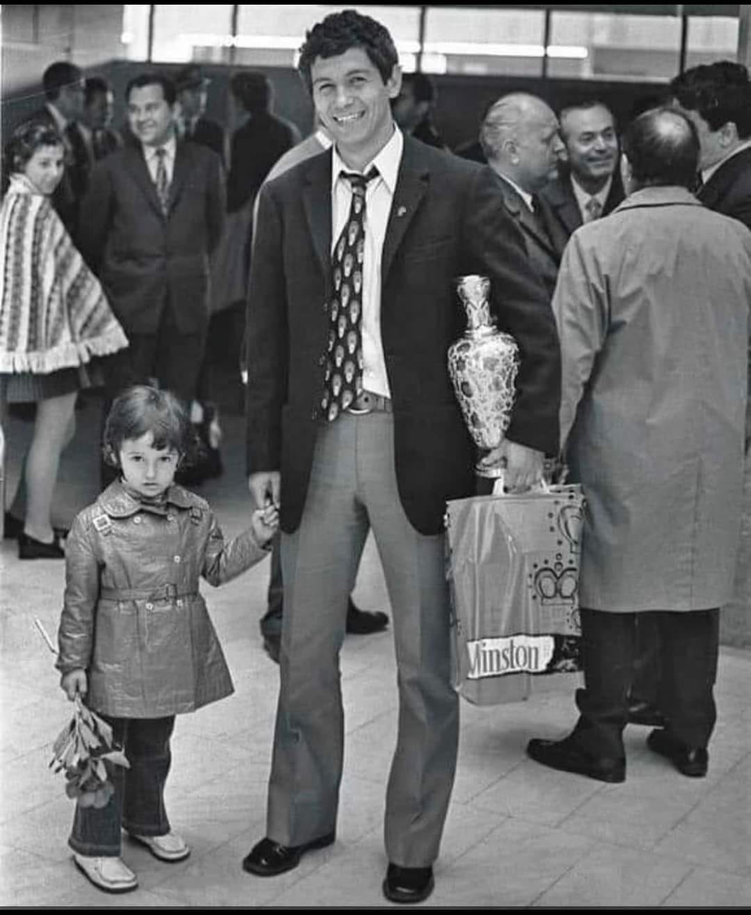 Ο Ραζβάν Λουτσέσκου σε μικρή ηλικία μαζί με τον πατέρα του Μιρτσέα