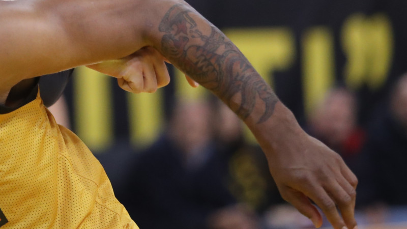 Το τατουάζ του Ακίλ Μίτσελ στο αριστερό του χέρι.