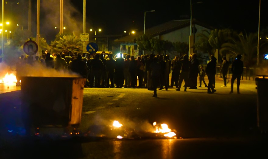 Ρομά καίνε λάστιχα στην Εθνική οδό