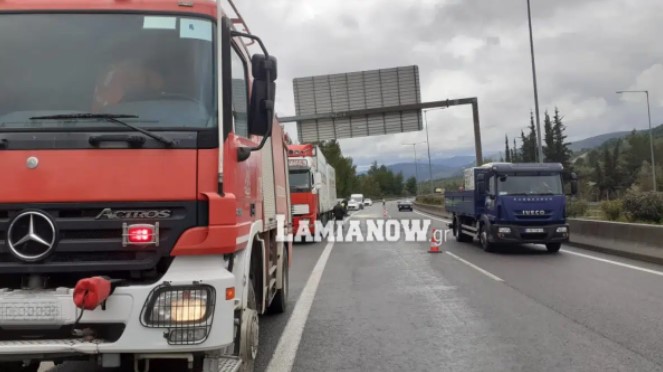 Φορτηγό γέμισε πετρέλαιο την Εθνική Οδό