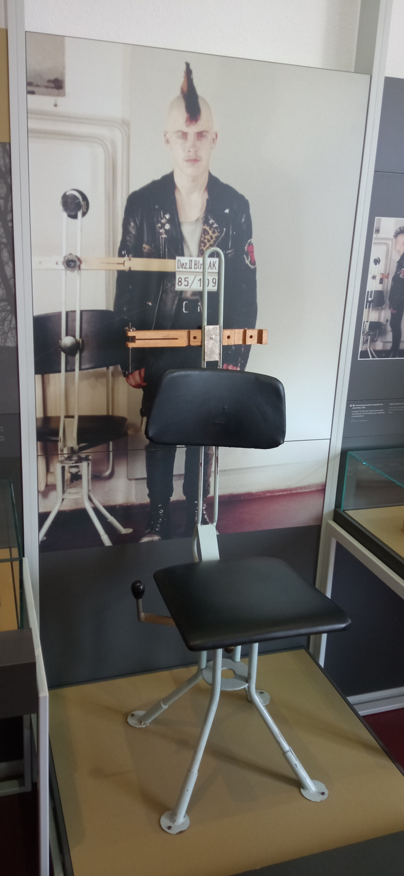 Η περίφημη μαύρη καρέκλα της Στάζι.