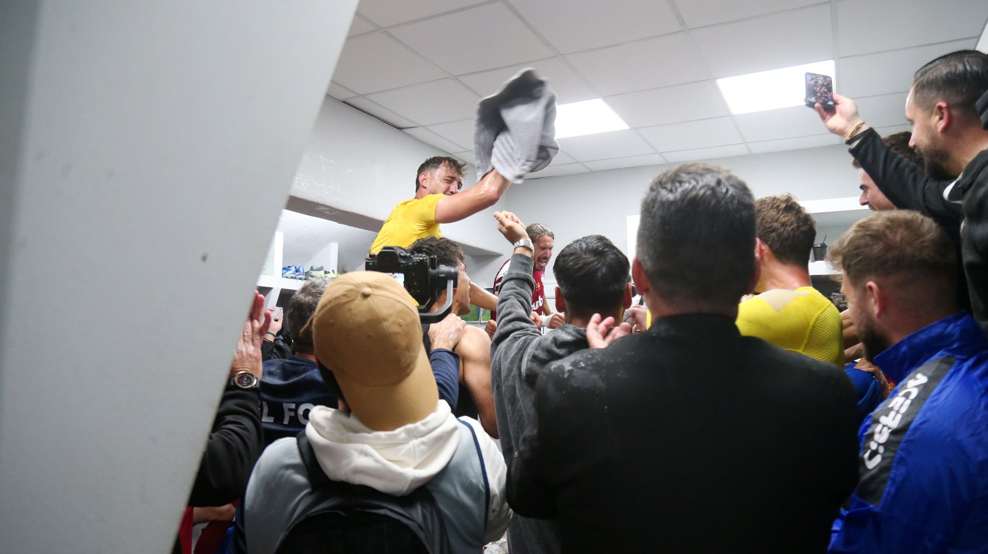 Στα αποδυτήρια της ΑΕΛ