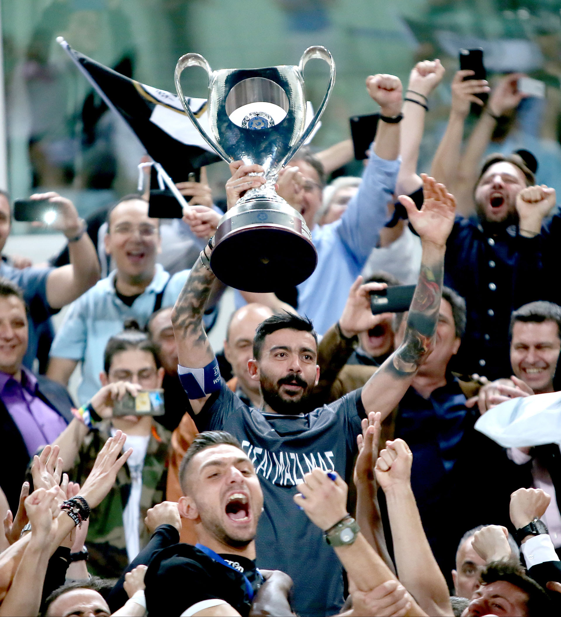 Ο Στέφανος Αθανασιάδης με την κούπα του 2017