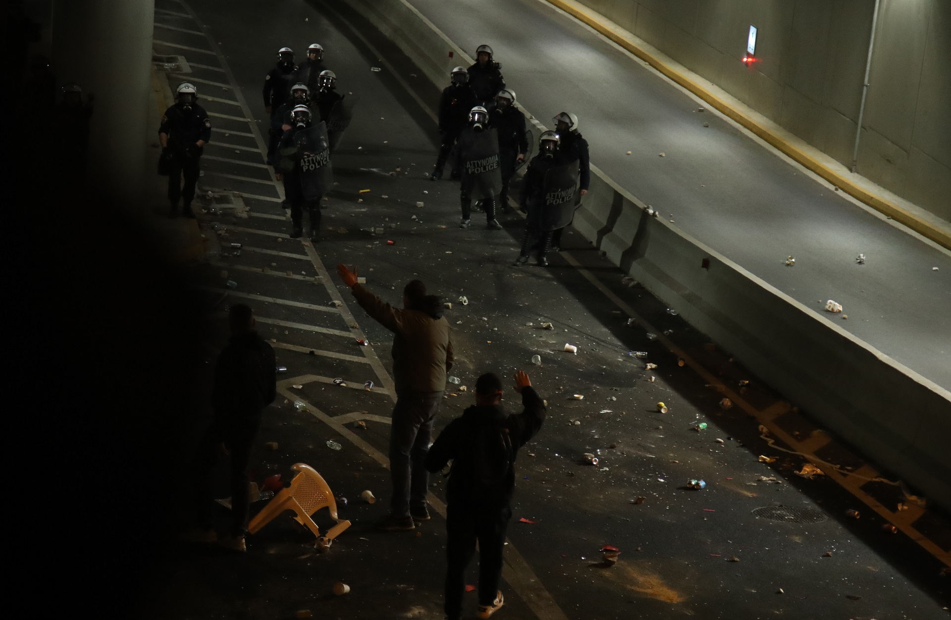 Συμπλοκές αστυνομικών - οπαδών έξω από την OPAP Arena