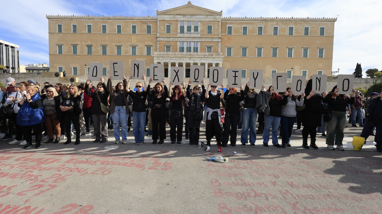 Το σύνθημα αφιερωμένο στα θύματα των Τεμπών