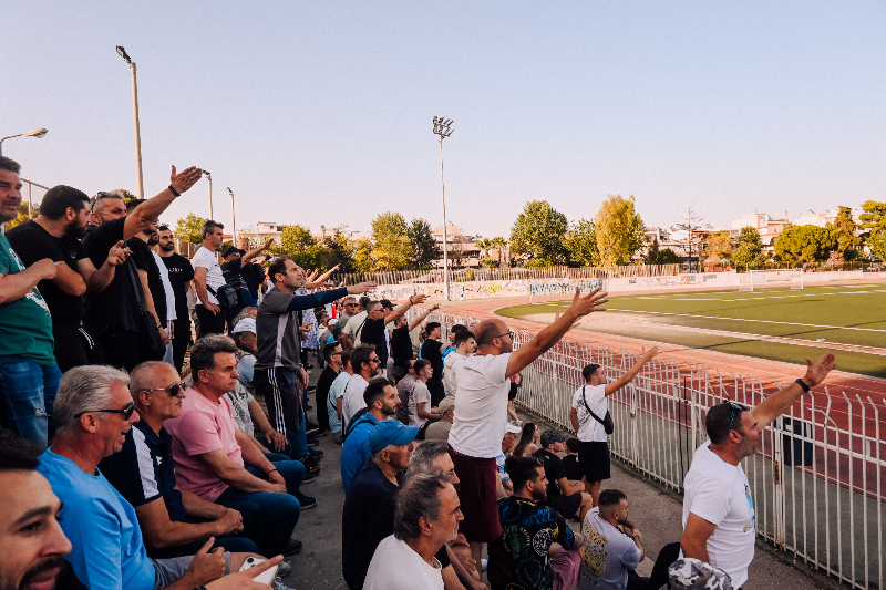 Θεατές του αγώνα αντιδρούν σε μια διαιτητική απόφαση.