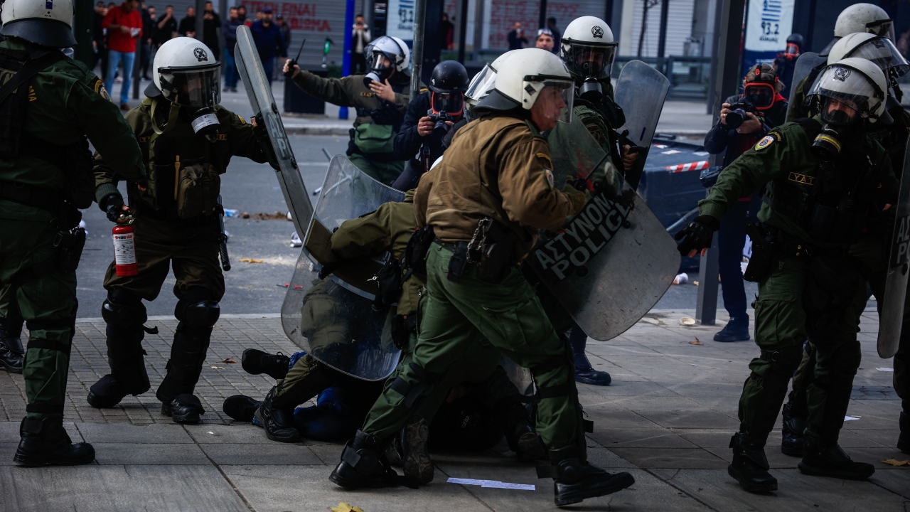 Επεισόδια κατά τη διάρκεια της διαδήλωσης για τα Τέμπη