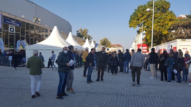 Κόσμος στο κλειστό της Βιέννης