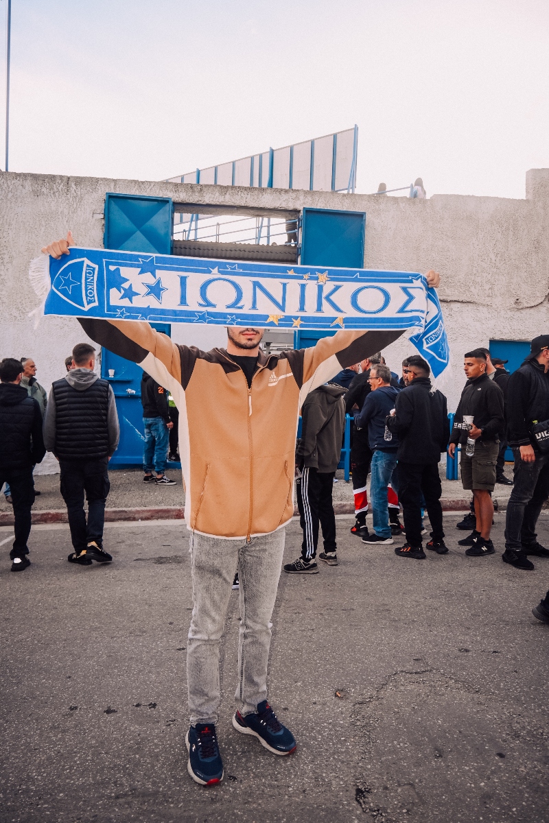 Οπαδός του Ιωνικού πριν την έναρξη του παιχνιδιού