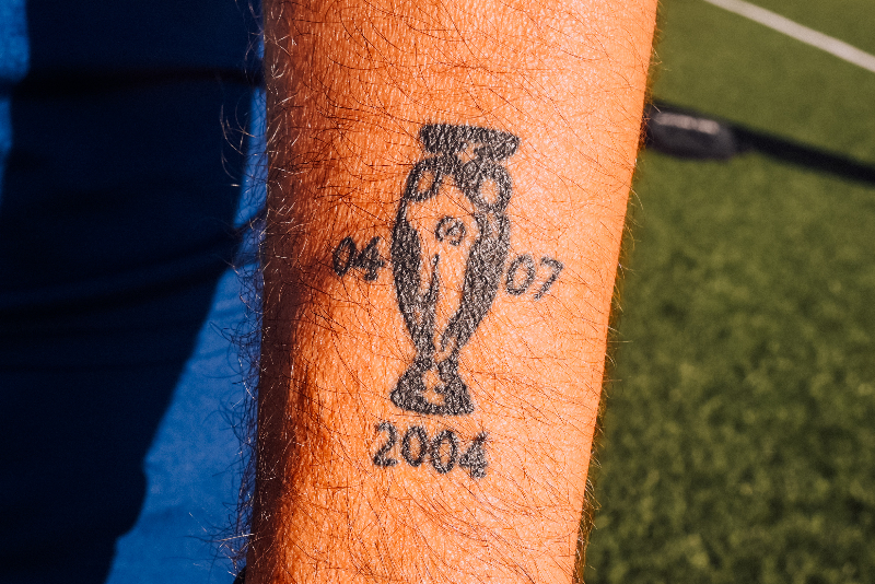 To τατουάζ του Κώστα Κατσουράνη στο χέρι του με το τρόπαιο του Eurο 2004.