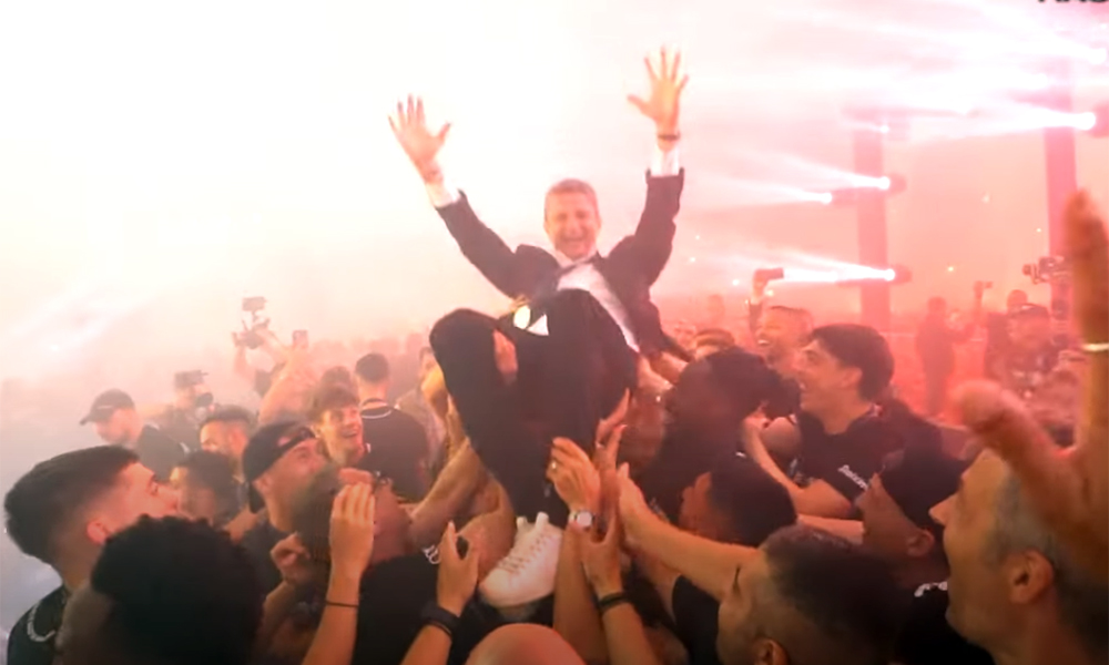 Ο Ραζβάν Λουτσέσκου πανηγυρίζει την κατάκτηση του πρωταθλήματος 2024