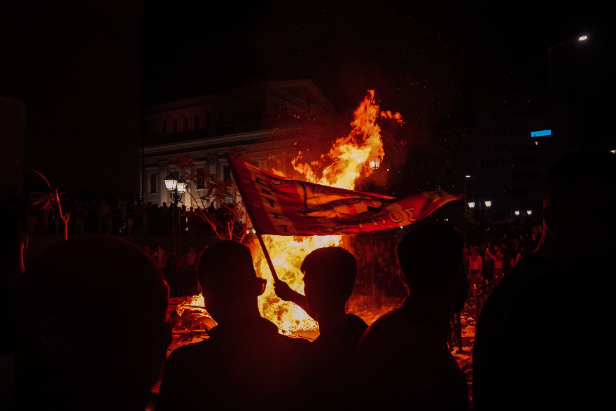 Οπαδοί της ομάδας άναψαν φωτιές μετά τη λήξη του τελικού.