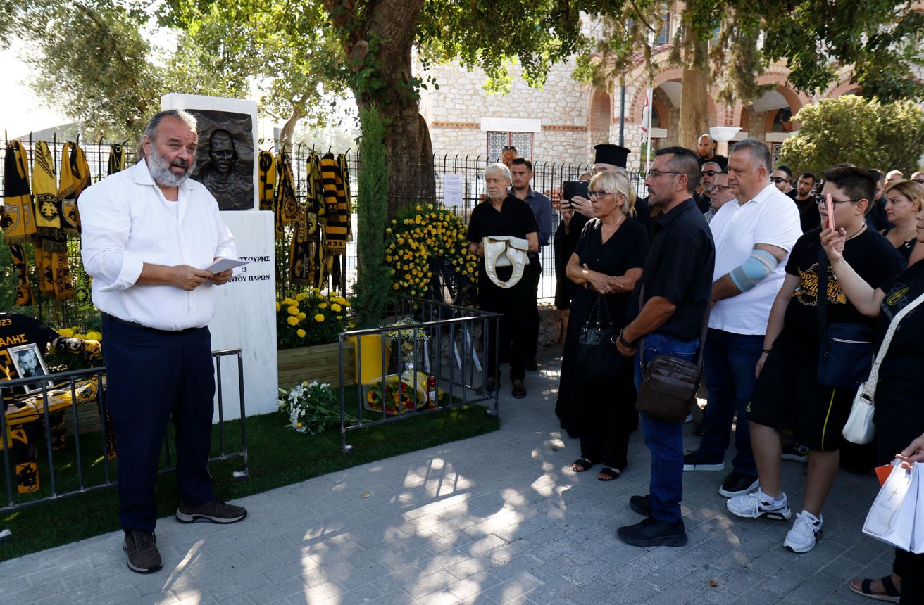 Το μνημόσυνο του Μιχάλη