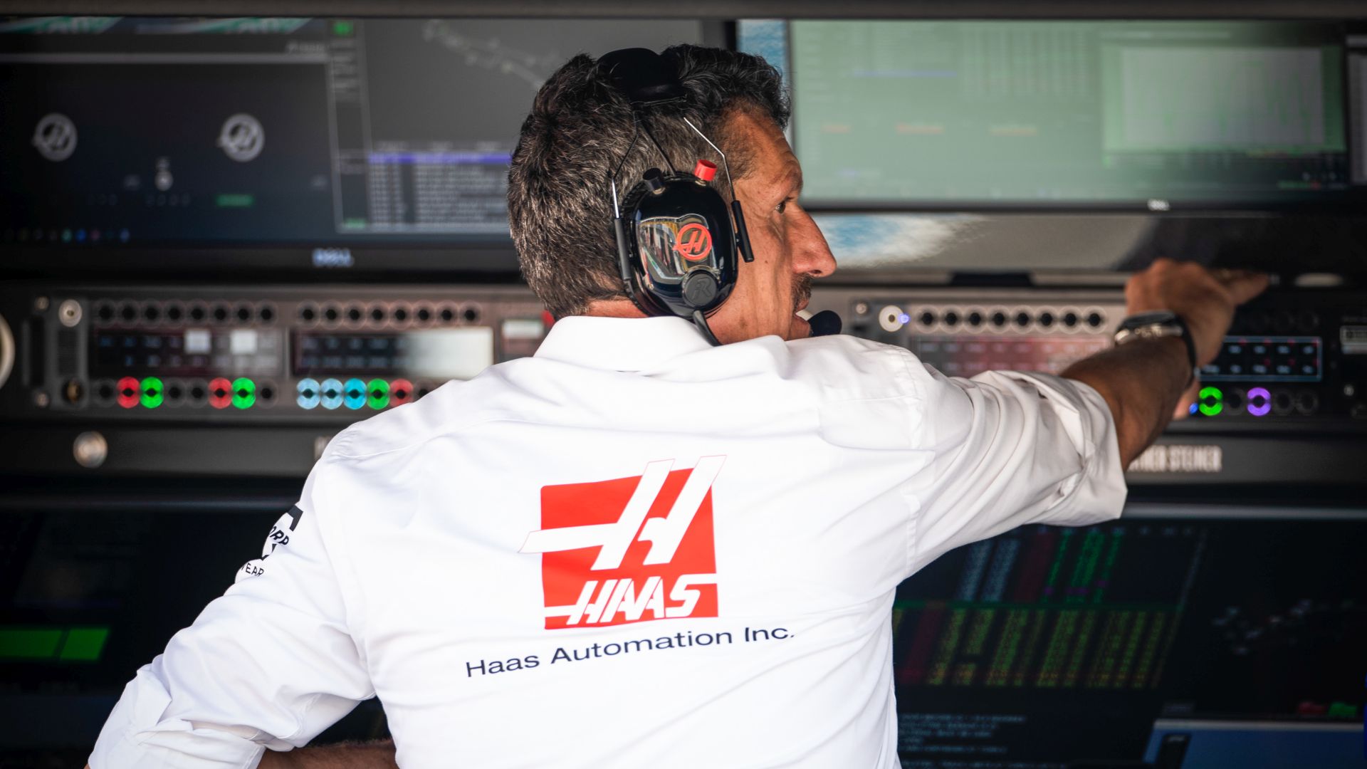 Ο Γκίνθερ Στάινερ στο pitwall της Haas