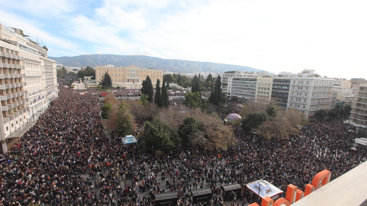 Πανοραμική λήψη της συγκέντρωσης των Τεμπών