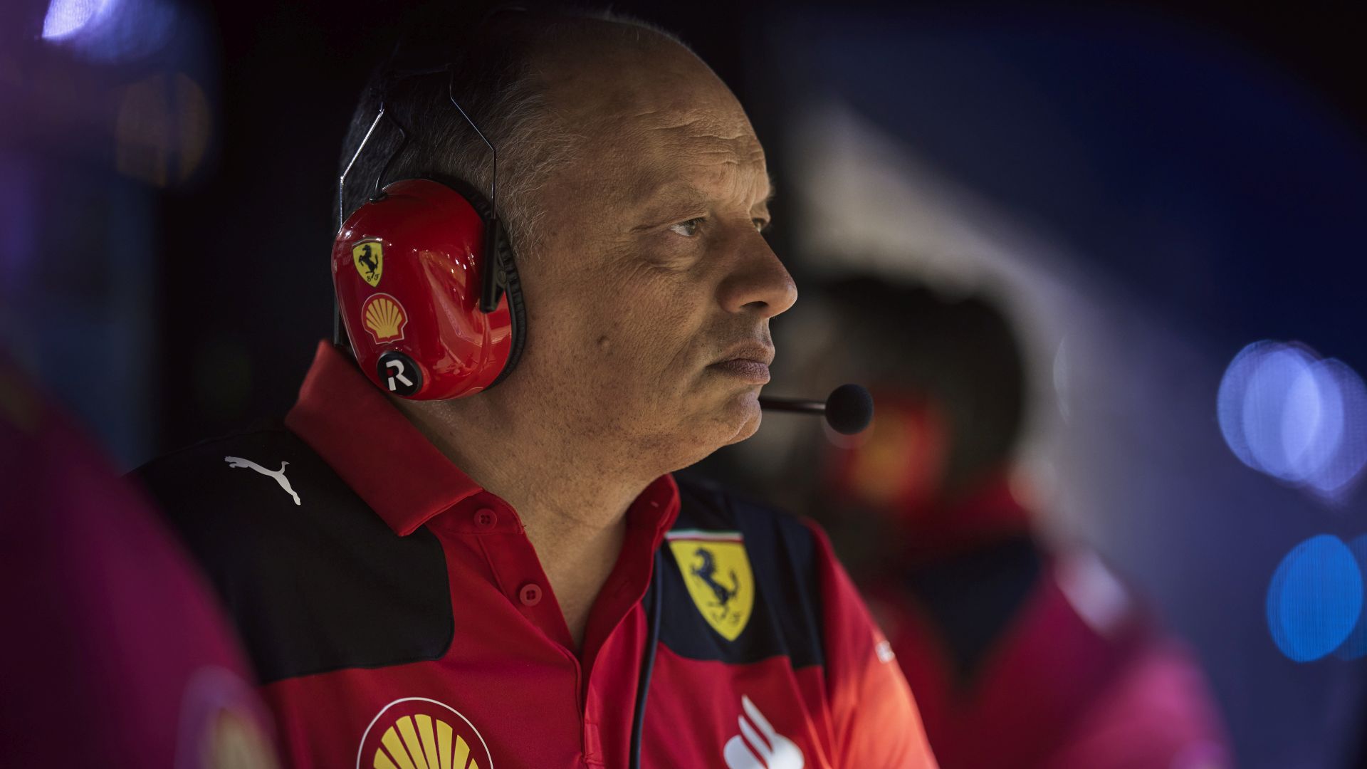 Ο Φρεντ Βασέρ στο pit wall της Ferrari