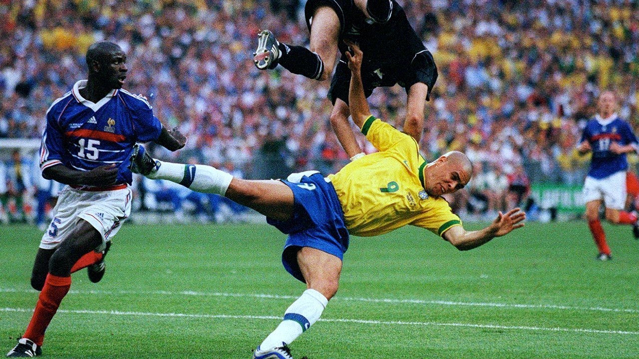 Данный момент футбол. Роналдо финал 1998. Brazil 1998 after Final. Barthez World Cup 2002. France 98 World Cup.