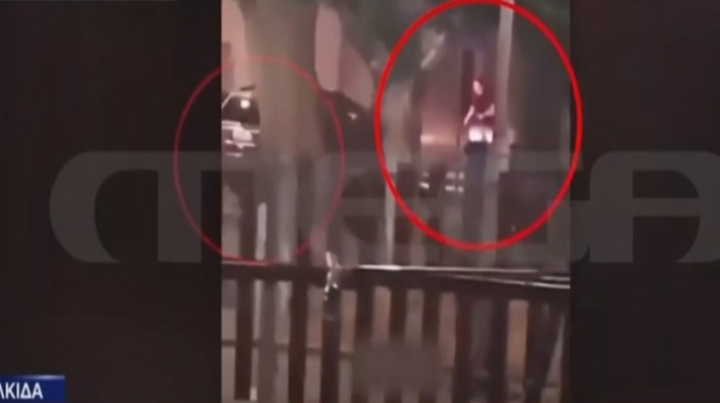 Σκηνές φαρ ουέστ στη Χαλκίδα: Βίντεο ντοκουμέντο από καταδίωξη με πυροβολισμούς δίπλα σε πλατεία (vid)