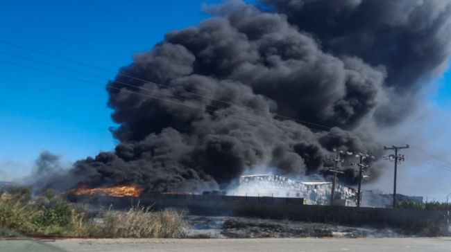 Μαίνεται η φωτιά σε εργοστάσιο με χημικά στη Ριτσώνα: Ανησυχία για τους πυκνούς και μαύρους καπνούς που έχουν καλύψει την περιοχή (vids)