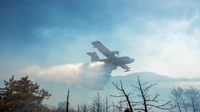 Μεγάλη φωτιά στη Λέσβο: Στη «μάχη» επτά αεροσκάφη και ένα ελικόπτερο 