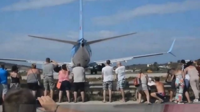 Δεν βάζουν μυαλό οι τουρίστες στη Σκιάθο: Συνεχίζουν να κάθονται πίσω από αεροπλάνο την ώρα της απογείωσης (vid)
