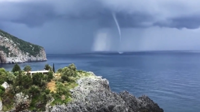 «Στάσιμη» καταιγίδα έπληξε τη Ρόδο: Τρεις υδροσίφωνες εμφανίστηκαν στο νησί 