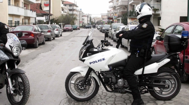 Πάρκαραν έξω από αστυνομικό τμήμα μετακινώντας τους κώνους και κατέληξαν στο αυτόφωρο: «Ψάχναμε 40 λεπτά»