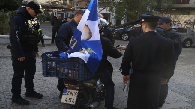 Αναστάτωση στην κηδεία του Κώστα Σημίτη: Διαδηλωτής σήκωσε σημαία του Ιωάννη Μεταξά