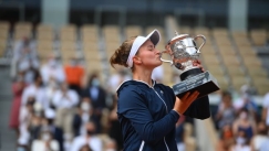 Στα χέρια της Κρεϊτσίκοβα η κούπα του Roland Garros (vids)