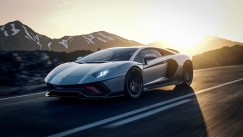 H Lamborghini αποκάλυψε την τελευταία Aventador (pics & vid)