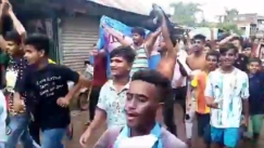 Παράνοια στο Μπανγκλαντές, στους δρόμους οι κάτοικοι με σημαίες Αργεντινής και «Μέσι, Μέσι»! (vid)