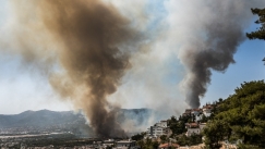 Απλώνεται σε τρία μέτωπα η φωτιά στη Βαρυμπόμπη: Εκκενώθηκε κατασκήνωση και ιππικοί όμιλοι (vids)