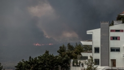 Εγκλωβισμένοι πολίτες και αστυνομικοί στην Βαρυμπόμπη: Ζητάνε να ρίξουν νερό τα εναέρια μέσα