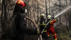 Στο νοσοκομείο πυροσβέστες με εγκαύματα και αναπνευστικά προβλήματα