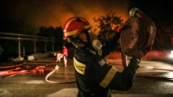 Σοβαρός τραυματισμός πυροσβέστη στην Πάρνηθα: Επιχείρηση μεταφοράς με ελικόπτερο