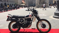 O Βασίλης Ορφανός οδηγεί την εμβληματική Yamaha XT 500 του 1979