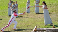 Αναψε η φλόγα για τους Χειμερινούς Ολυμπιακούς Αγώνες του Πεκίνου, συλλήψεις έξω από την Αρχαία Ολυμπία