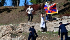 H στιγμή που ακτιβιστές «εισβάλουν» στην Αρχαία Ολυμπία και συλλαμβάνονται