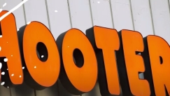 Σερβιτόρα των Hooters αποκαλύπτει: «Τα σχόλια που έχω σιχαθεί να ακούω»